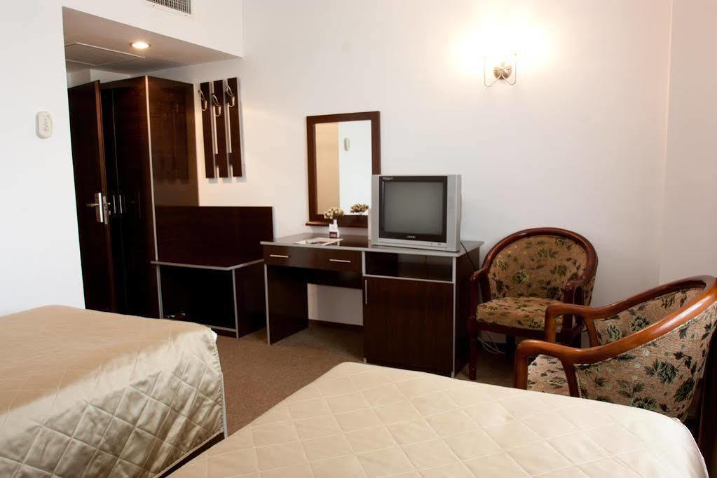 Denisa Hotel Otopeni Bagian luar foto
