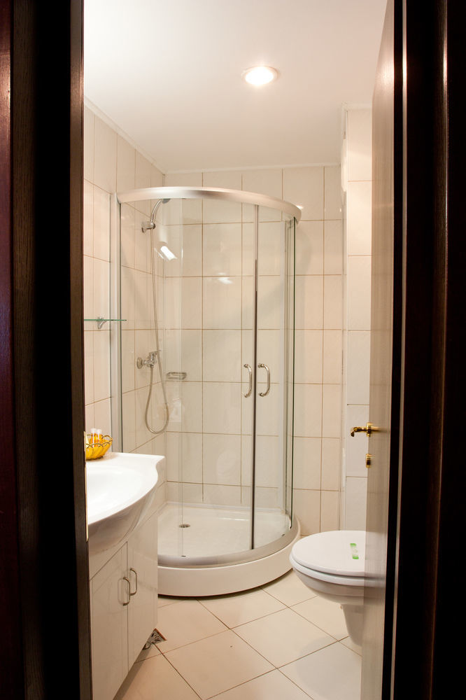 Denisa Hotel Otopeni Bagian luar foto