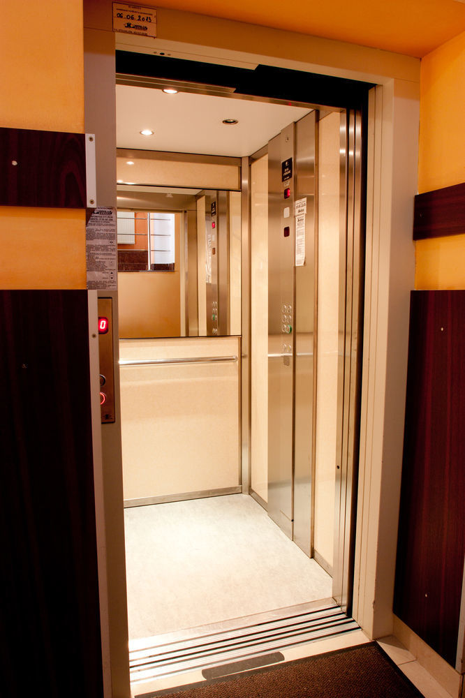 Denisa Hotel Otopeni Bagian luar foto